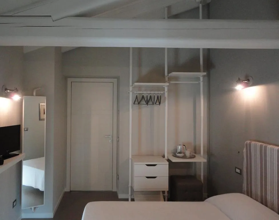 Corte Merighi Charming Rooms Βερόνα Bed and Breakfast